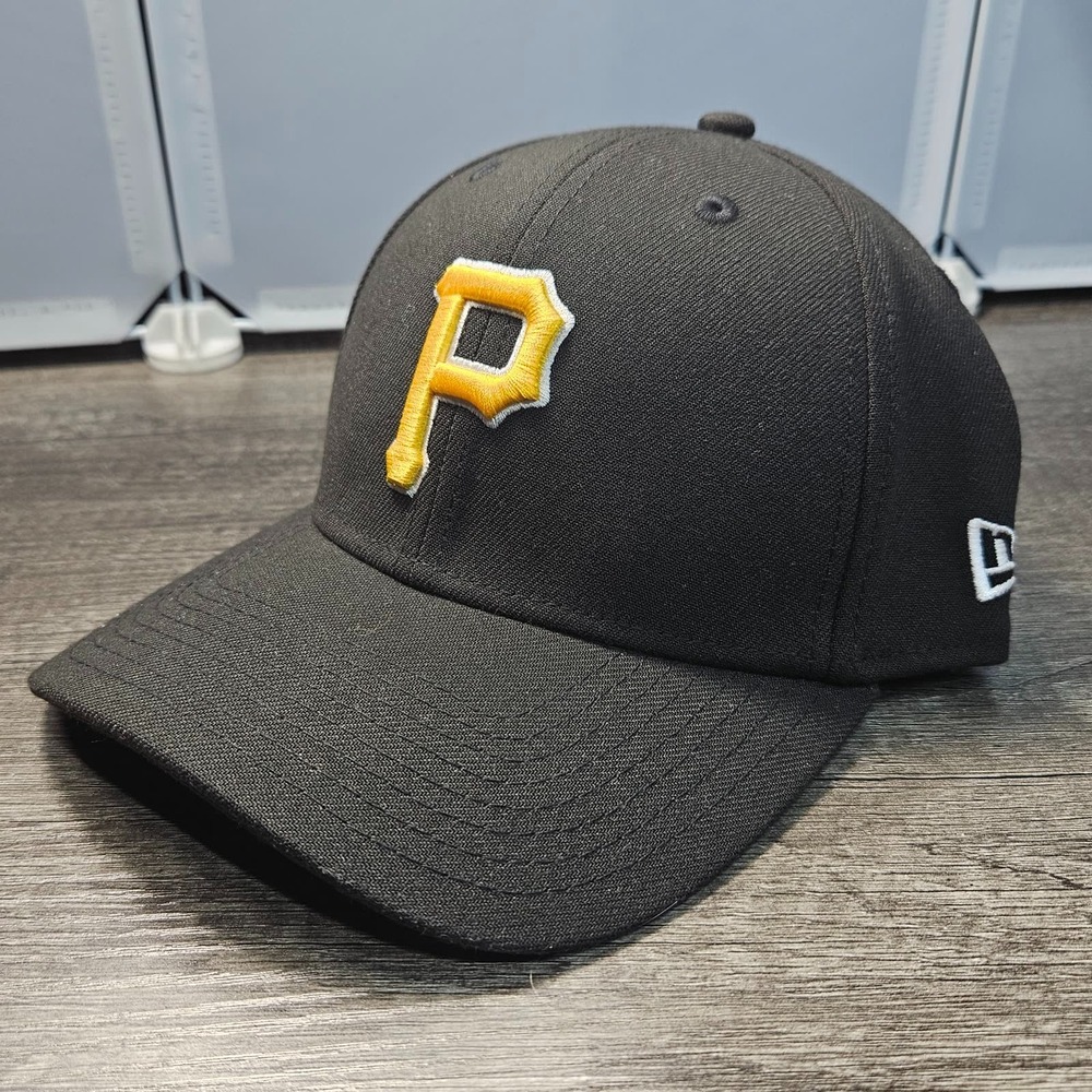 Pittsburgh Pirates New Era 39THIRTY Flex Fit Hat M/L Black Gold P Logo Cap